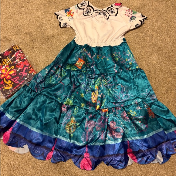 - Mirabel Madrigal Cosplay - Picture 4 of 7